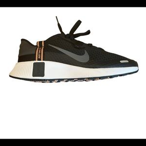 NWOB - Nike Mens Reposto Shoe Size 9.5